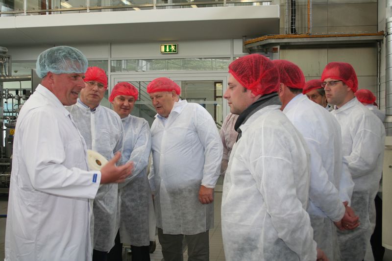 Zum Meinungsaustausch trafen sich die Mitglieder der Arbeitskreise Landwirtschaft und Wirtschaft der CDU-Landtagsfraktion jetzt im Milk-Innovation-Center (MIC) des Deutschen Milchkontor (DMK) in Zeven.