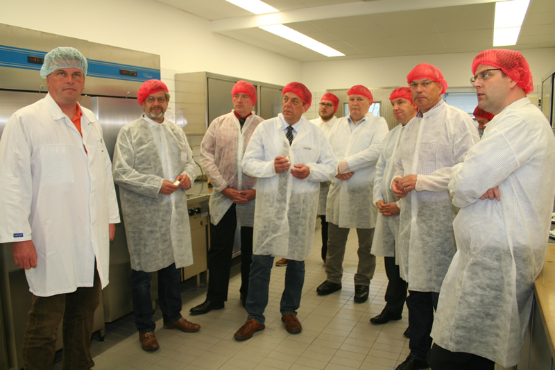 Zum Meinungsaustausch trafen sich die Mitglieder der Arbeitskreise Landwirtschaft und Wirtschaft der CDU-Landtagsfraktion jetzt im Milk-Innovation-Center (MIC) des Deutschen Milchkontor (DMK) in Zeven.